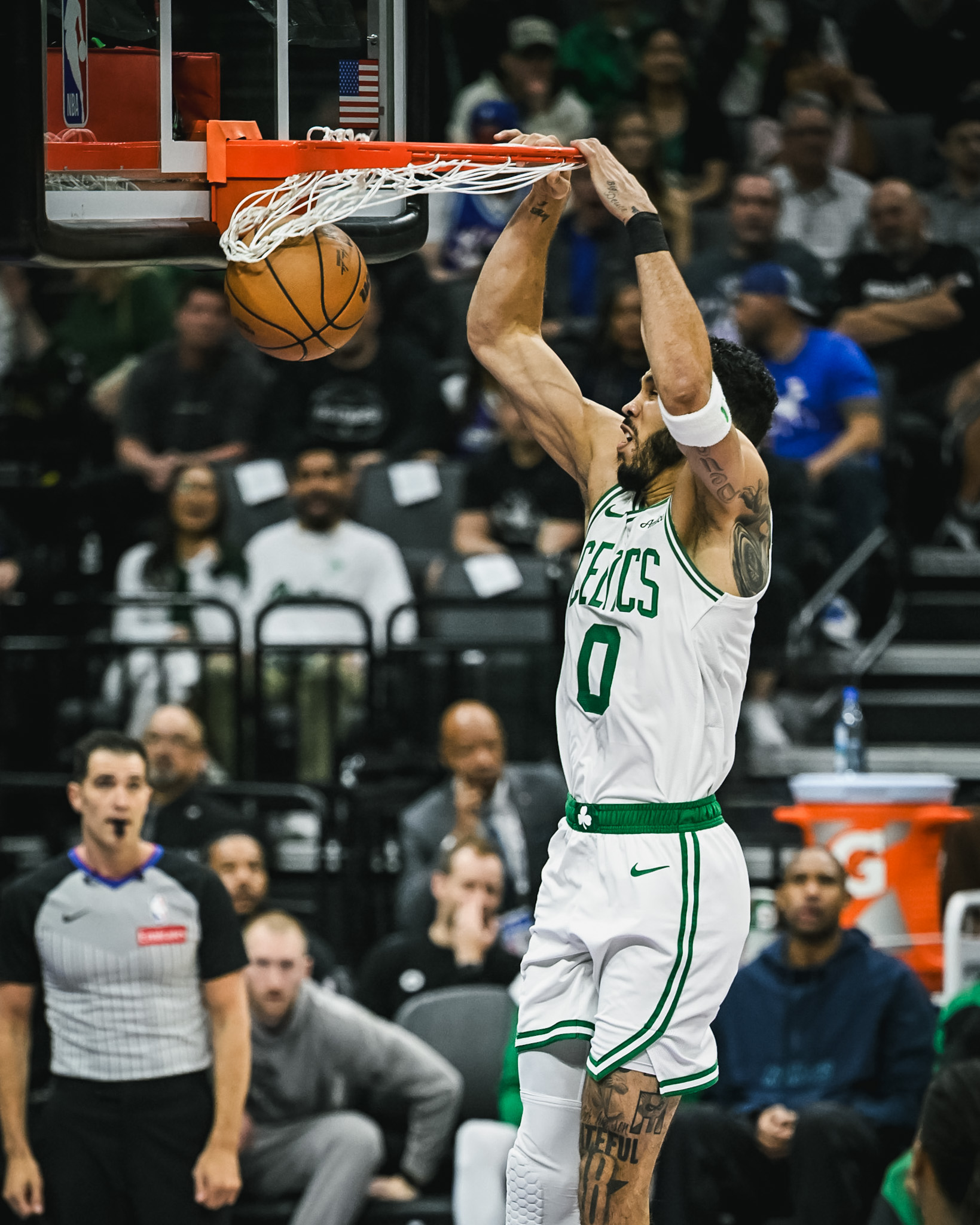 开云-塔图姆在MAD比赛中突破纪录，惊险取胜引发热议！的简单介绍